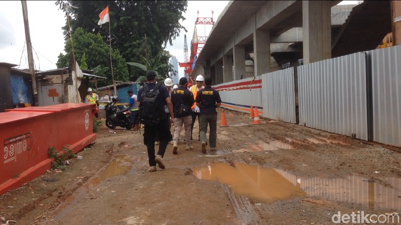 KNKT dan Puslabfor Olah TKP Lanjutan Cari Penyebab Crane Jatuh KNKT dan Puslabfor Olah TKP Lanjutan Cari Penyebab Crane Jatuh