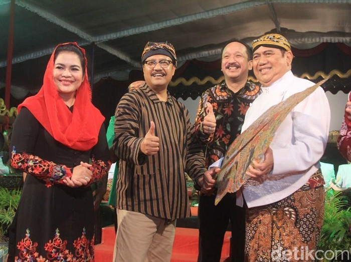 Gus Ipul dan Puti Nonton Wayang Kulit Bersama Ribuan Warga Ponorogo