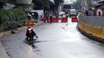 Angkot dan TransJ Berbagi Penumpang di Tanah Abang