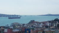 Dari atas jembatan, Selat Bosphorus memanjakan mata, dengan kedua sisinya yang menampilkan pesona dua benua berbeda. Namun hari itu langit tengah mendung (Kurnia/detikTravel)