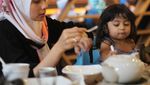 Gemas! Kalau Lihat Shakila, Anak Hengky Kurniawan dan Sonya Fatmala Lagi Makan