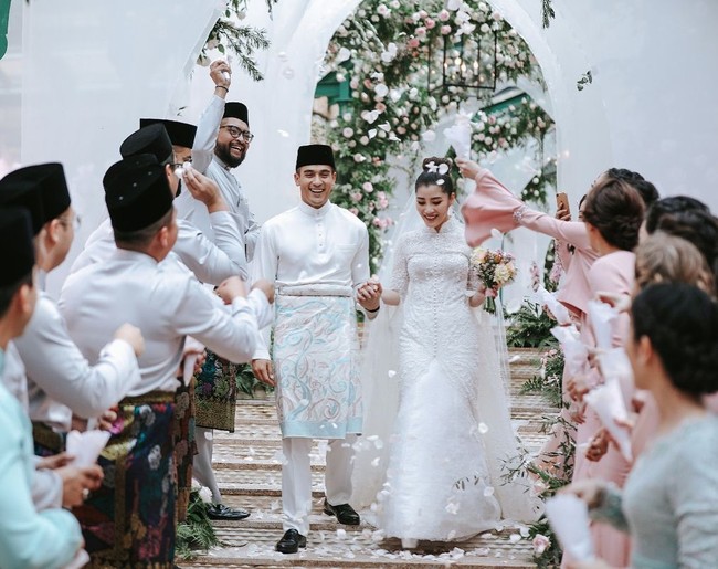 Sedangkan sang mempelai pria, Faliq Nasimuddin, merupakan anak keempat dari konglomerat Malaysia yang mendirikan Naza Group, Allahyarham Tan Sri Nasimuddin Amin. Perusahaan sang ayah, menaungi franchise Ferrari, Maserati, Kia Motor, Ducati, dan sejumlah brand otomatif lainnya di Malaysia.Foto: Dok. Instagram Ivan Mario (Axioo), YSA Events, Chryseis Tan
