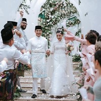 Sedangkan sang mempelai pria, Faliq Nasimuddin, merupakan anak keempat dari konglomerat Malaysia yang mendirikan Naza Group, Allahyarham Tan Sri Nasimuddin Amin. Perusahaan sang ayah, menaungi franchise Ferrari, Maserati, Kia Motor, Ducati, dan sejumlah brand otomatif lainnya di Malaysia.Foto: Dok. Instagram Ivan Mario (Axioo), YSA Events, Chryseis Tan