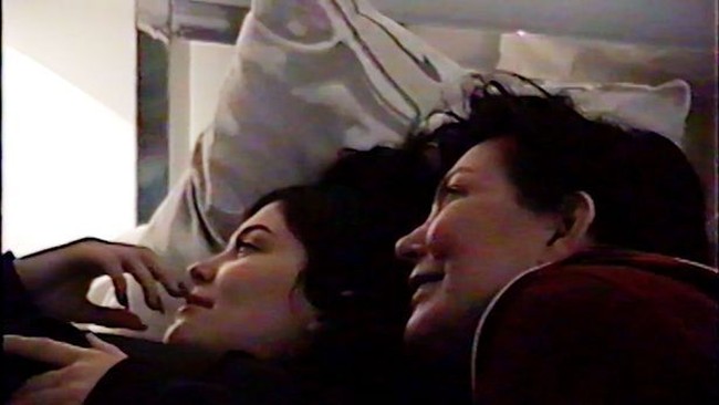 Momen kebersamaan Kylie dan Kris Jenner. Kris berbicara dengan calon cucunya sebelum ia lahir. Kamu akan menjadi ibu yang paling menakjubkan, ucap Kris pada Kylie. Aku tak sabar untuk bertemu denganmu dan mengajarkanmu banyak hal, tambahnya Foto: screenshot Youtube