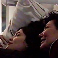 Momen kebersamaan Kylie dan Kris Jenner. Kris berbicara dengan calon cucunya sebelum ia lahir. Kamu akan menjadi ibu yang paling menakjubkan, ucap Kris pada Kylie. Aku tak sabar untuk bertemu denganmu dan mengajarkanmu banyak hal, tambahnya Foto: screenshot Youtube