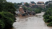 Banjir ini disebabkan oleh curah hujan yang tinggi di kawasan Bogor yang mengakibatkan naiknya debit air di sungai Ciliwung.