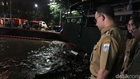 Anies mengatakan petugas juga siaga di berbagai titik. Petugas fokus menjaga di 11 titik di tepi Sungai Ciliwung. Anies juga tak mempersoalkan soal istirahatnya. 