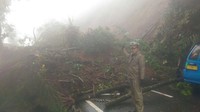Salah satu angkot sempat terjebak di lokasi longsor (Foto: dok. Istimewa)