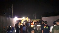 Saat ini alat-alat berat juga sudah berada di lokasi untuk melakukan evakuasi. (Foto: Bil Wahid-detikcom)