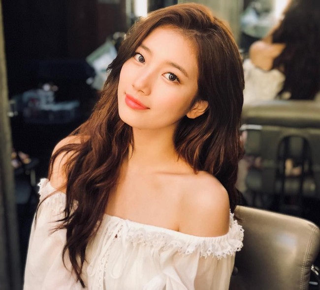 4. Bae SuzyMenyandang julukan cinta pertama bangsa tentu kecantikan Bae Suzy tak butuh banyak perkenalan. Ia dinilai punya wajah yang mewakili kecantikan klasik Korea Selatan. Pesona pemain Start-up itu bahkan memikat sesama artis yang menjadikannya tipe ideal, sebut saja Cha Eun Woo dan Seo Kang Joon.Foto: Instagram