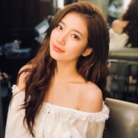 4. Bae SuzyMenyandang julukan cinta pertama bangsa tentu kecantikan Bae Suzy tak butuh banyak perkenalan. Ia dinilai punya wajah yang mewakili kecantikan klasik Korea Selatan. Pesona pemain Start-up itu bahkan memikat sesama artis yang menjadikannya tipe ideal, sebut saja Cha Eun Woo dan Seo Kang Joon.Foto: Instagram