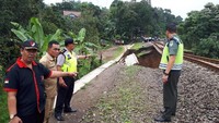 Tanah di tepi rel itu ambles sepanjang 15 meter. Longsoran tanah itu membuat rel sedikit melengkung.