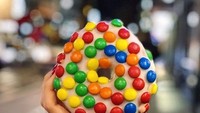 Permen cokelat susu M&M juga hadir sebagai topping donat. Warna-warninya menarik ya. Foto: instagram @doughnuttime_uk
