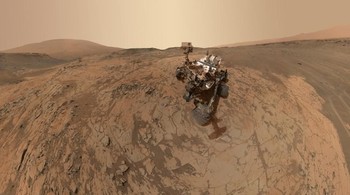Selfie dilakukannya dengan menggabungkan puluhan foto yang ditangkap oleh Hands Lens Imager miliknya. Foto: NASA
