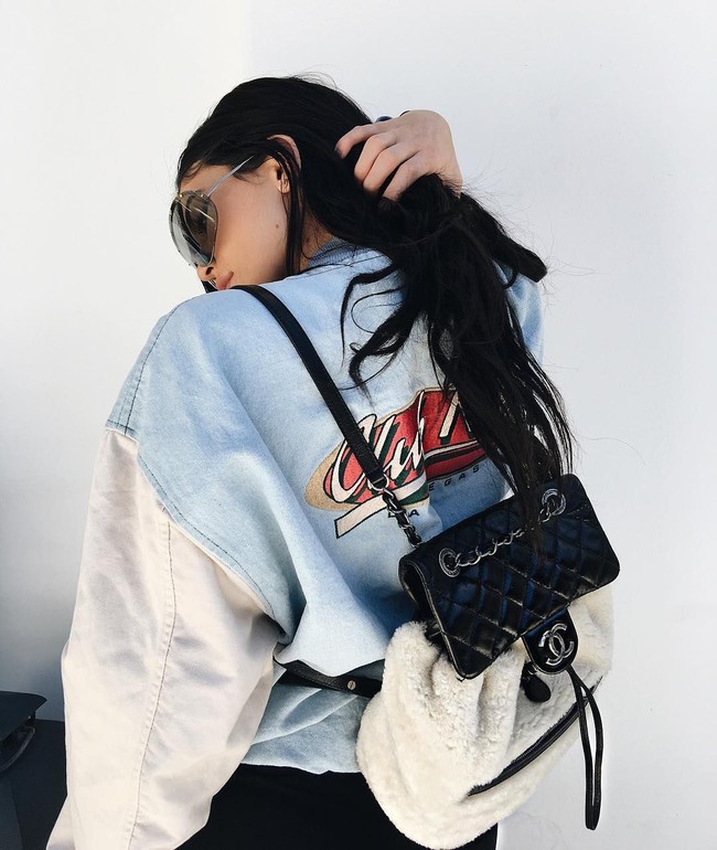 Bergaya dengan jaket denim, Kylie Jenner membawa tas Mountain Shearling Backpack dari Chanel seharga US$ 3.800 atau sekitar Rp 51 jutaan. Foto: Getty Images, Instagram