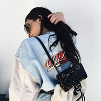 Bergaya dengan jaket denim, Kylie Jenner membawa tas Mountain Shearling Backpack dari Chanel seharga US$ 3.800 atau sekitar Rp 51 jutaan. Foto: Getty Images, Instagram