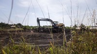 Operator alat berat menyiapkan lahan untuk proyek New Yogyakarta International Airport (NYIA) di Kulonprogo, DI Yogyakarta, Jumat (2/2). Foto: dok, NYIA