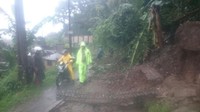 Jalan akses Desa Kuta (alternatif ke Taman Safari) tertutup tembok villa yang rubuh. (Foto: Dok. Polres Bogor)