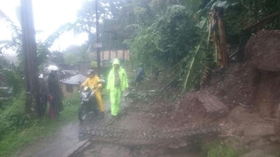 Foto: Longsor, 7 Rumah Warga dan 2 Akses Jalan di Megamendung Rusak