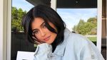 5 Foto Cara Kylie Jenner Tutupi Kehamilan Selama 9 Bulan