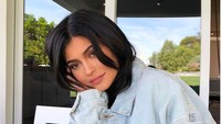Selain memakai baju besar, Kylie Jenner juga menutupi kehamilannya dengan mengambil foto dengan angle dada ke atas. Foto: Instagram