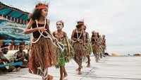 Ia pun sempat mengunggah foto warga lokal yang sedang menampilkan tarian tradisional. (Dok. Instagram/achasinaga)