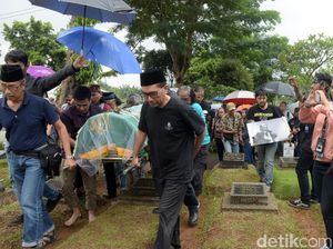 Rintik Hujan Lepas Kepergian Yockie Suryo Prayogo