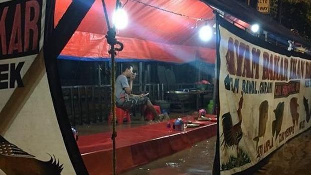Ketinggian air hampir rata dengan meja
