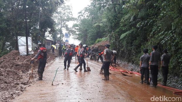 Longsor di Riung Gunung Puncak Dievakuasi, Jalan Masih Ditutup
