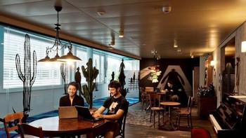 Karyawan bisa bekerja di berbagai tempat cozy semacam ini, seperti di ruang keluarga rumah mewah. Tampak ada piano di sisi kanan. Foto: Google