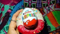 Bukan hanya Nutella, toko ini juga memanfaatkan jajanan anak-anak. Kinder Egg jadi inspirasi kreasi donatnya juga. Donat ini dilapisi glasur warna merah dan putih kemudian diberi taburan springkle. Garnisnya, sebuah kinder egg sungguhan. Foto: instagram @doughnuttime_uk