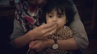 Makan jari, tulis Hengky di akun Istagram pribadinya. Soalnya tangan Sonya digigit juga sama Shakila. Lucu banget, ya. Foto: Instagram @hengkykurniawan