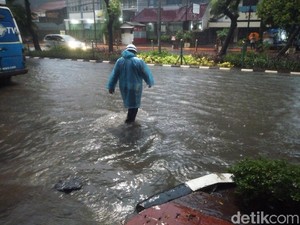 Hujan Deras, Jalan Bungur Depan Pengadilan Tipikor Tergenang