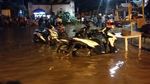 Potret Warga yang Kebanjiran di Bawah Flyover Rawajati