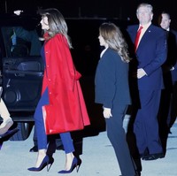 Turun dari pesawat, mantan model seksi itu terlihat mengenakan mantel merah Maison Ullens dengan Gucci tote bag berwarna senada. (Foto: Reuters)