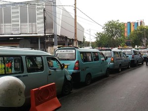 Angkot Tanah Abang Tertib Ngetem di Jalan Jatibaru Bengkel