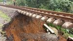 Potret Ngeri Rel Kereta di Bogor yang Menggantung karena Longsor