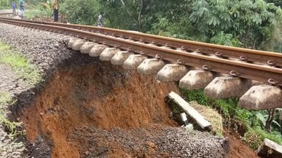 Potret Ngeri Rel Kereta di Bogor yang Menggantung karena Longsor