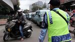 Angkot dan TransJ Berbagi Penumpang di Tanah Abang