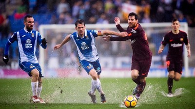 Barcelona Diredam Espanyol (dan Lapangan Becek)