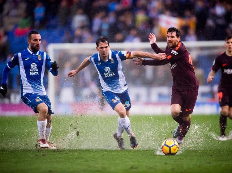 Barcelona Diredam Espanyol (dan Lapangan Becek)