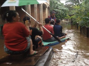 Banjir di Kampung Arus Cawang, Warga Dievakuasi Pakai Perahu Karet