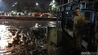 Malam ini standby, kalau ada yang perlu didatangi malam ini, kita datangi malam ini, kata Anies. 