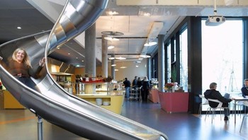 Ada perosotan untuk turun lantai. Foto: google