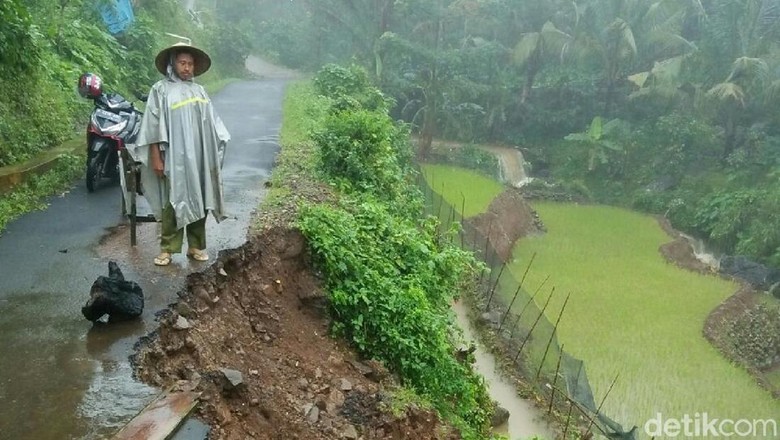 Hujan Deras Seharian, Jalan Desa di Jepara Longsor Hujan Deras Seharian, Jalan Desa di Jepara Longsor
