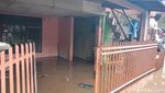 Foto: Saat Petugas Damkar Evakuasi Korban Banjir di Rawajati Jaksel