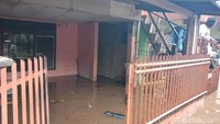 Banjir di kawasan Rawa Jati, Pancoran, Jaksel terjadi sejak pagi tadi. Air menggenangi rumah di lantai bawah rumah.