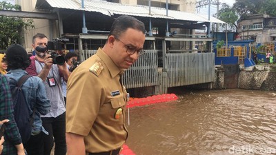 Momen Anies Pantau Pintu Air Manggarai dan Ambil Foto Ketinggian Air
