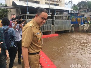 Momen Anies Pantau Pintu Air Manggarai dan Ambil Foto Ketinggian Air