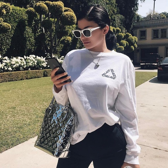 Berpose untuk followers-nya di Instagram yang mencapai lebih dari 100 juta, Kylie Jenner memamerkan tas Louis Vuitton seri Miroir Lockit PM seharga US$ 1.145 atau sekitar Rp 15 jutaan. Foto: Getty Images, Instagram